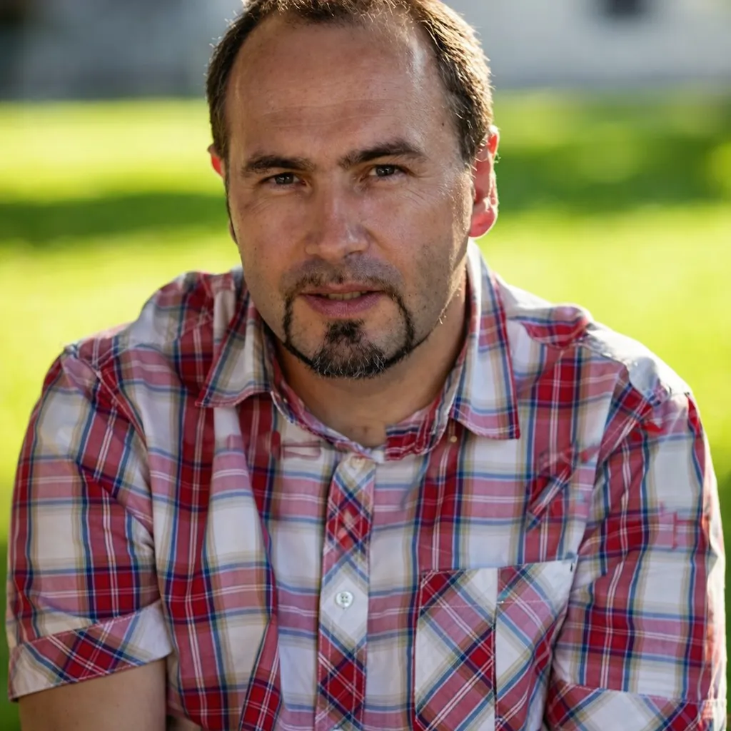 Homme en chemise à carreaux.