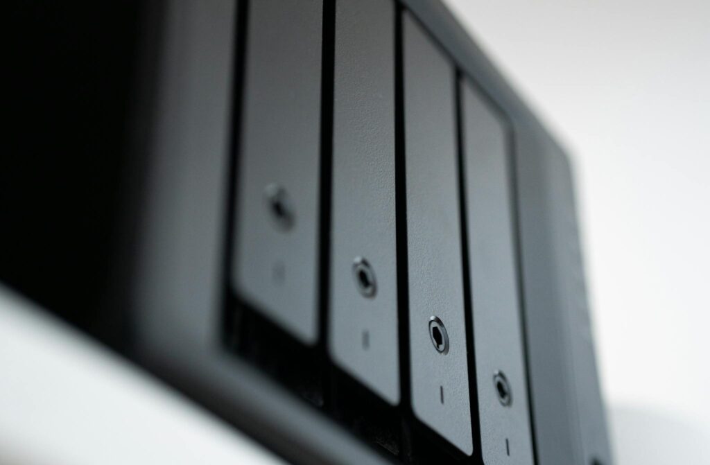 Boîtier de stockage à plusieurs disques, utile pour garder une copie de vos photos de famille en cas de PC écran noir